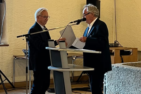 Jean-Pierre-Blanchoud-membre-du-comité-de-Vision-Coppet-remettant-le-prix-Vision-Coppet-2025-Monsieur-Eric-Wegmann lettre-information-decembre-2024-association-vision-coppet